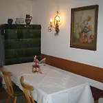 Haus Dr. Kueng Bed & Breakfast 3*