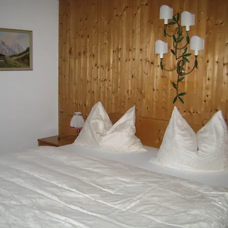 Haus Dr. Kueng Bed & Breakfast 3*